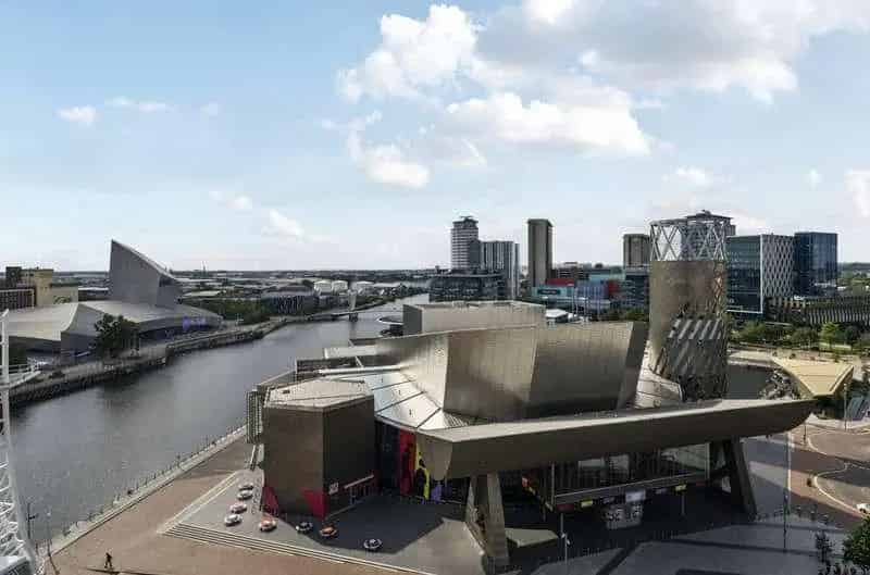 2 Bed Flat for Sale Salford Quays EWS1 Secure Parking