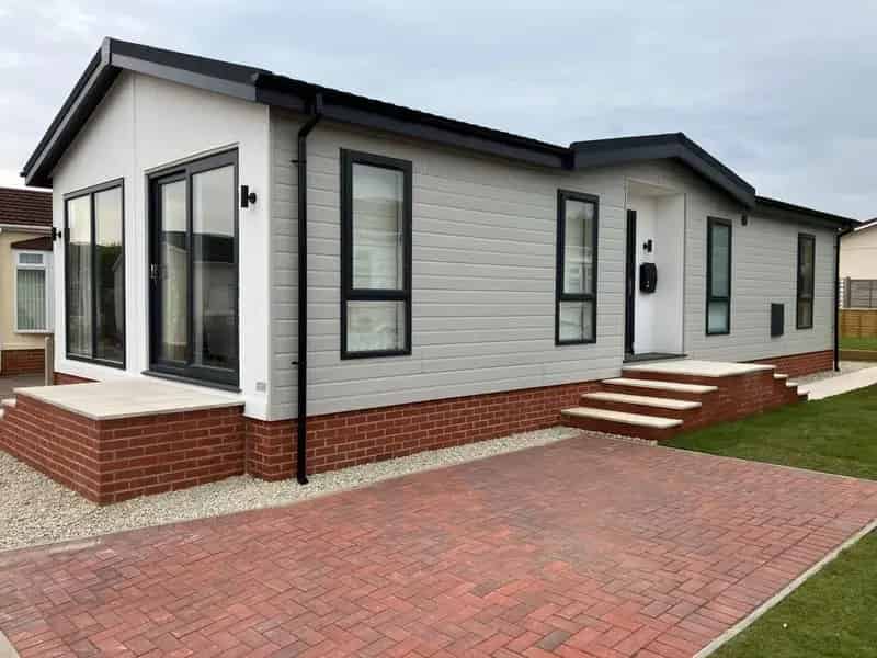 2 Bedroom Park Home for Sale in Cotswolds