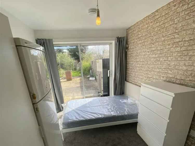 Newly Refurbished Studio Flat Near Transport Links