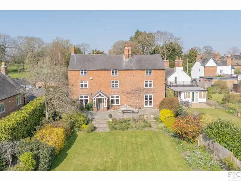 Grade II Listed 6-Bedroom Home in Leicestershire