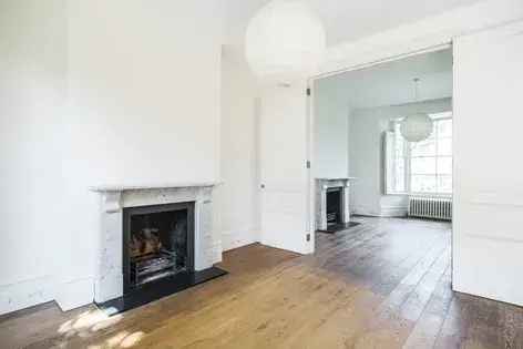 6 rooms house of 331 m² in London