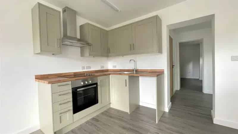 1 Bedroom Flat for Sale  Beautifully Refurbished Ground Floor Flat with Parking