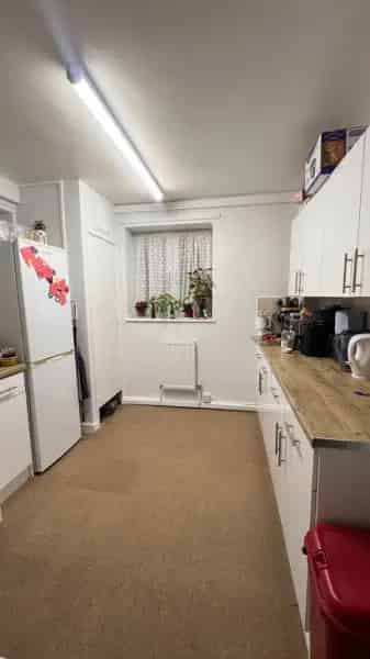 2 Double Bedroom Ground Floor Flat Disabled Access Garden Playground