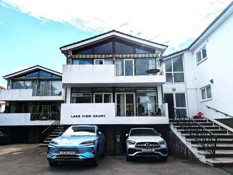 2 Bedroom Lake View Apartment Cardiff