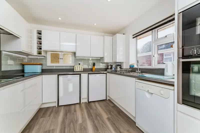 3 Bed Semi-Detached House with Conservatory and Garage
