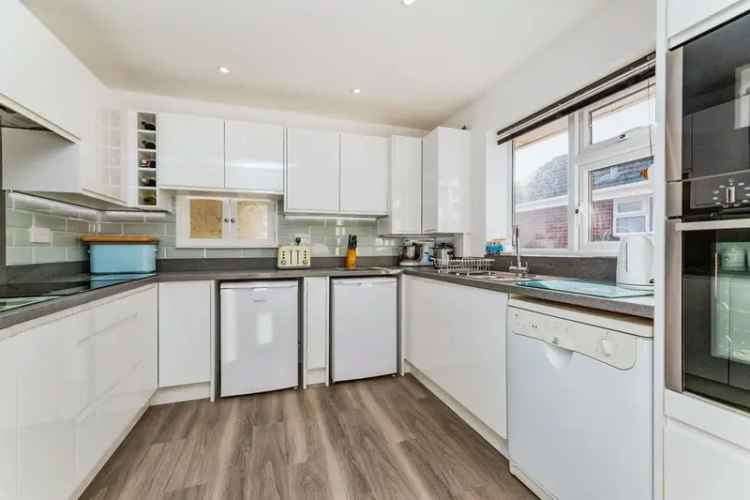 3 Bed Semi-Detached House with Conservatory and Garage