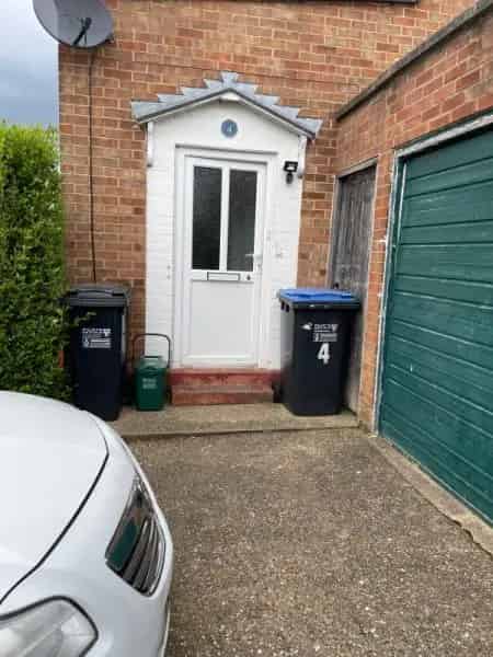 3 Bedroom House with Garage and Garden Near Amenities