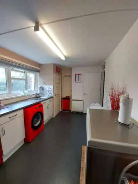 Spacious 2-Bed Ground Floor Flat with Large Garden - Ideal for Downsizers