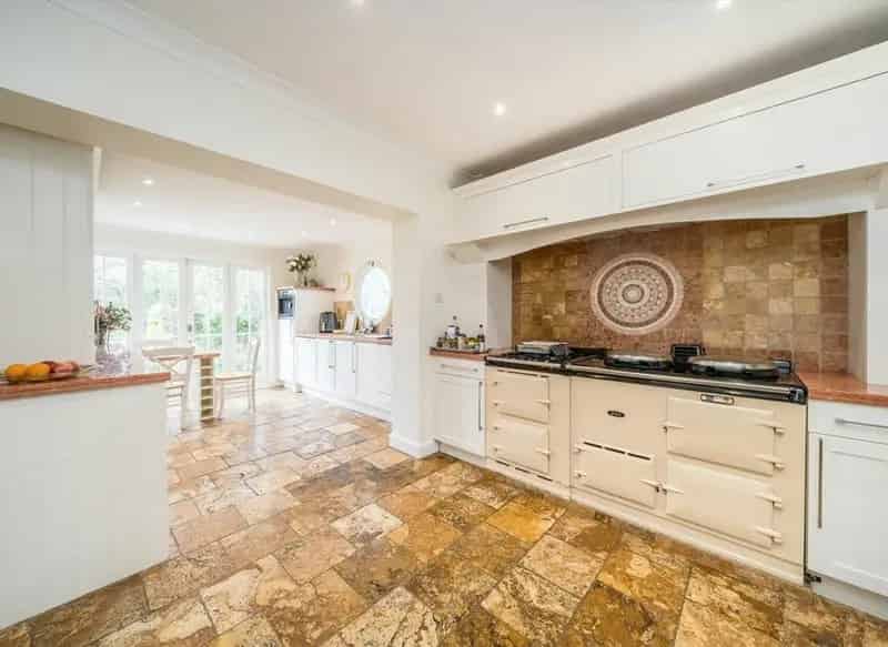 FourFive Bedroom House near Esher Station Large Garden Family Home