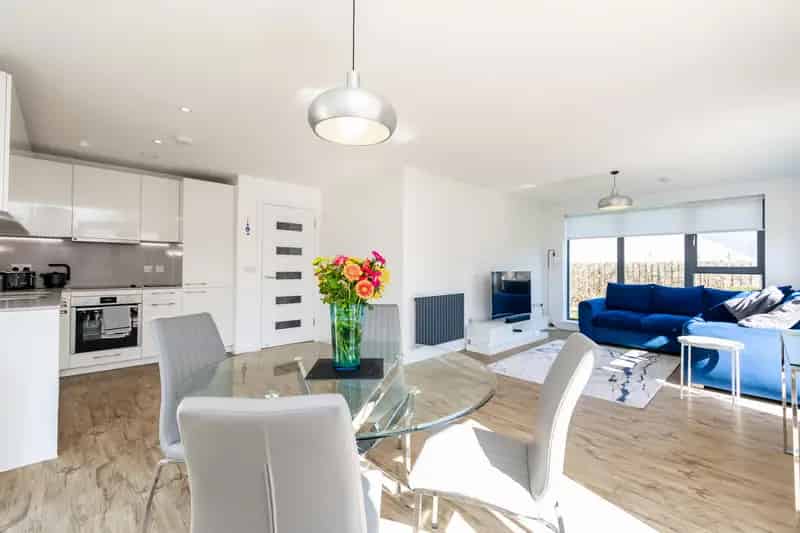 Immaculate 2-Bed Apartment in Aberdeen West End - Modern Features and Private Patio