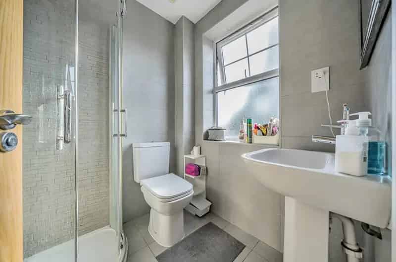 5 Bedroom Semi-detached House with Gardens and Parking