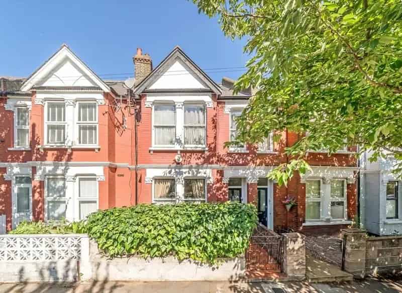 5 Bedroom Edwardian House with Eat in Kitchen and Ample Storage