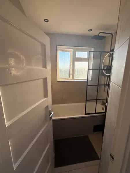 4 Bed Semi-Detached House Near Excellent Schools and Parks