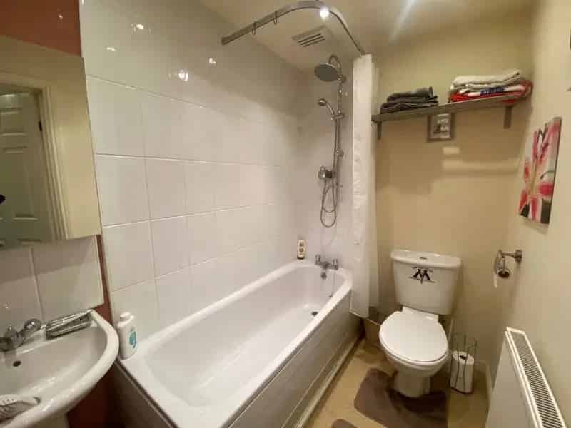 2 Bed Flat for Sale Greenfield OL3 7PS