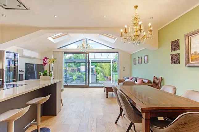 Detached House for Sale in Ealing W5