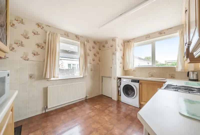 2 bedroom bungalow,garage for sale