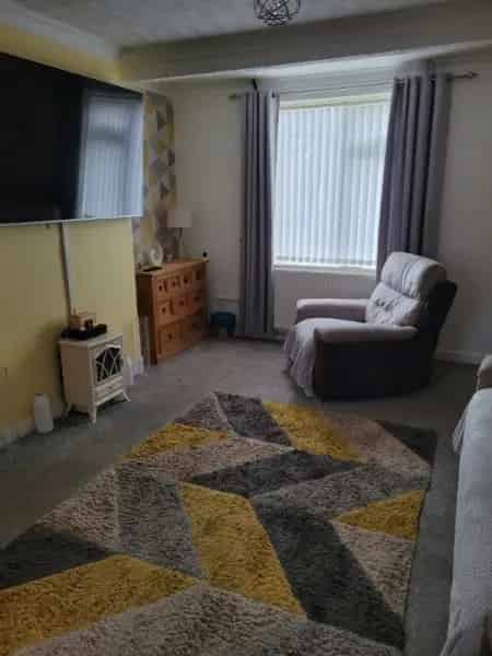 Large 2 Bed House with Massive Garden Near Town Centre
