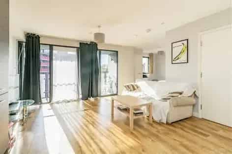 1 Room Flat 59m² London - Modern Studio Apartment with Balcony