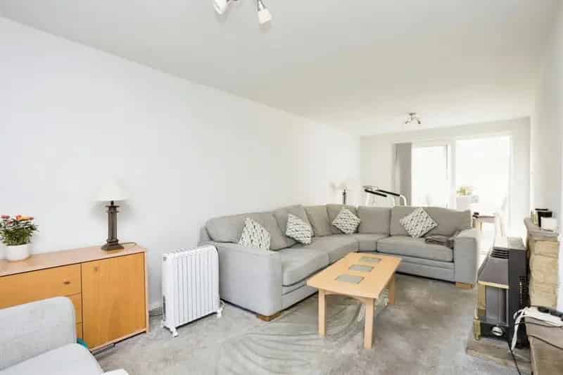3 Bed Semi-Detached House with Conservatory and Garden