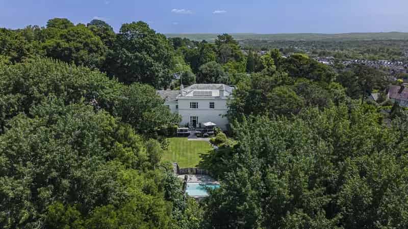 6 Bedroom Detached House For Sale