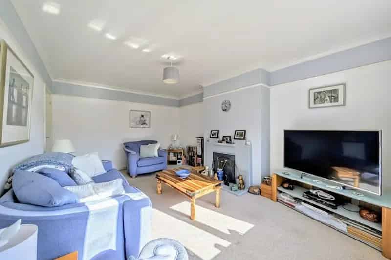 2 Bed House with Private Garden and Garage Near Worthing