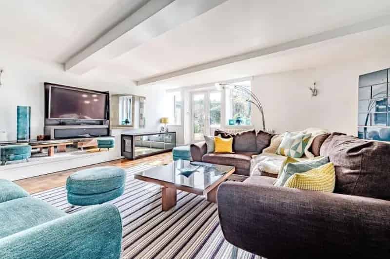 5 Bedroom Family Home with Garden, Parking and Garage