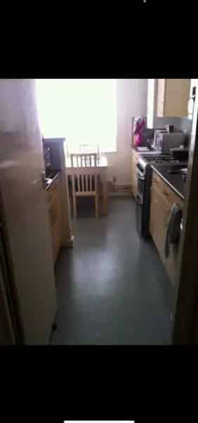 2 Bedroom Flat First Floor Large Balcony Shared Garden