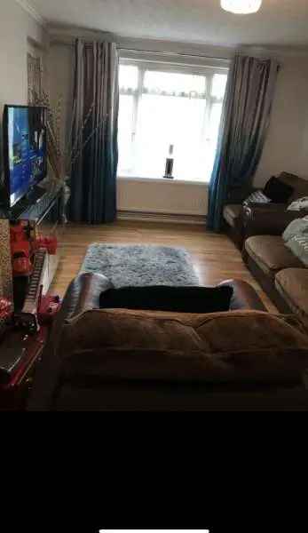 Flat For Rent in Crawley, England