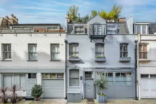 Detached House for Sale in London SW5 - Elegant Mews Property