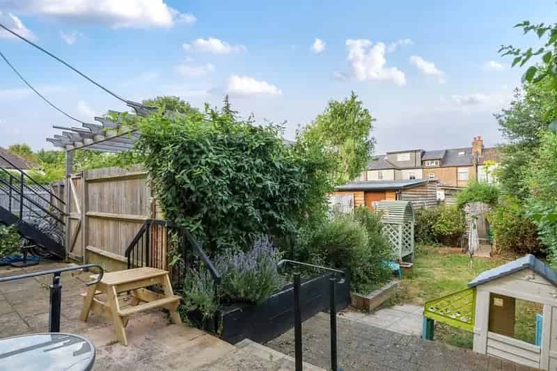 Two Bedroom Ground Floor Maisonette Near Gordon Hill Station