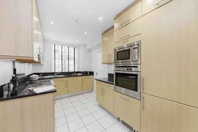 Flat to rent in Stafford Court, Kensington, London W8