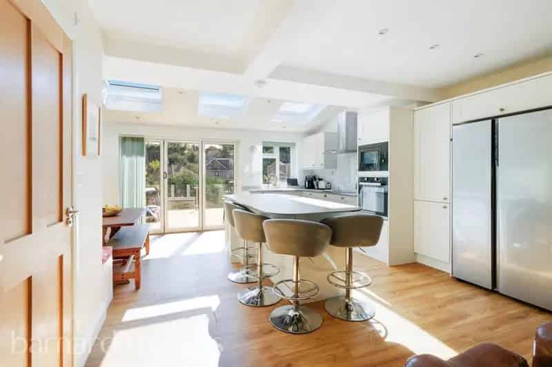 3 Bedroom House Cromwell Road Family Home Double Garage