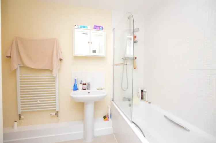 1 Bedroom Flat near Woking Station For Sale