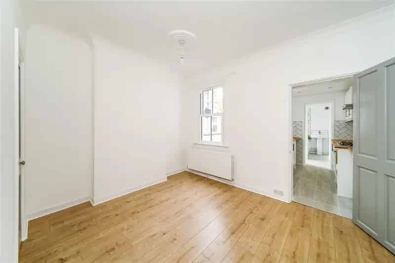 2 Bedroom House with Modern Kitchen and Bathroom Zero Deposit Guarantee Available