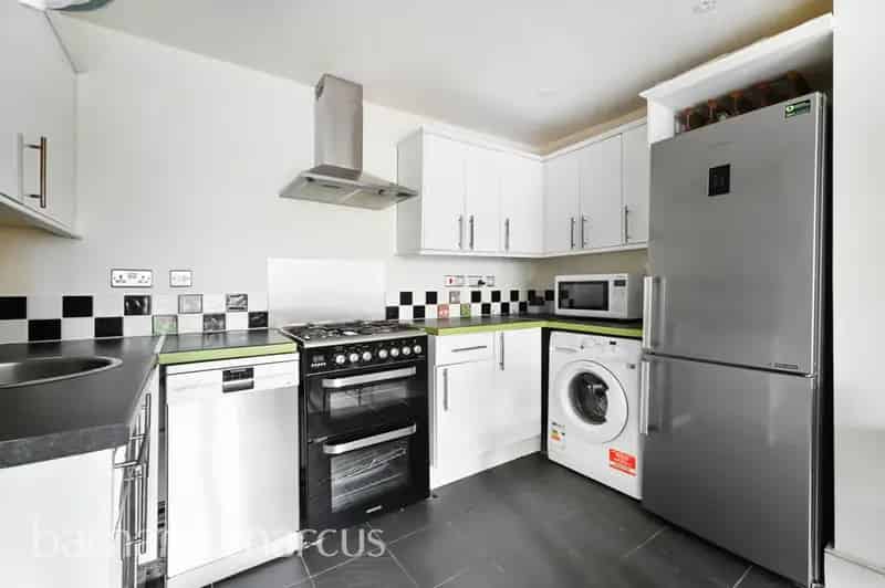 1-Bed Split Level Property Modern Furnishings Zero Deposit Guarantee