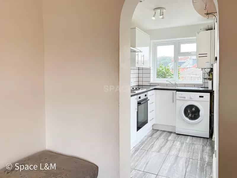 2 Bedroom End Terrace House to Rent Near Reading Town Centre
