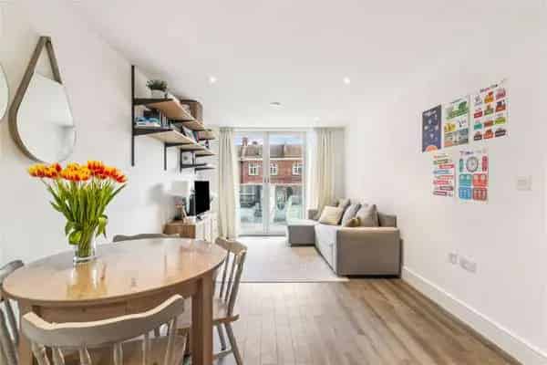 Two-Bedroom Apartment Streatham Hill Modern Living Excellent Amenities