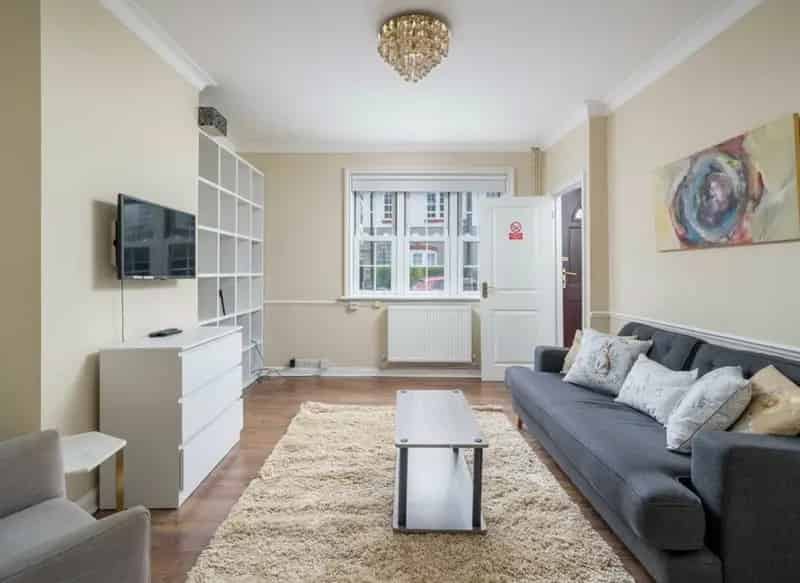 3 Bedroom Terraced House Near Mudchute DLR - No Onward Chain