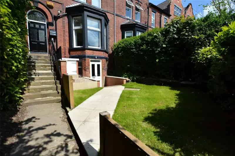Two Double Bedroom Apartment with Garden near Leeds University