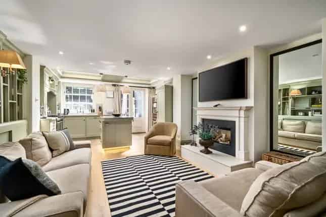 2 Bedroom Period House for Sale in Chelsea SW10