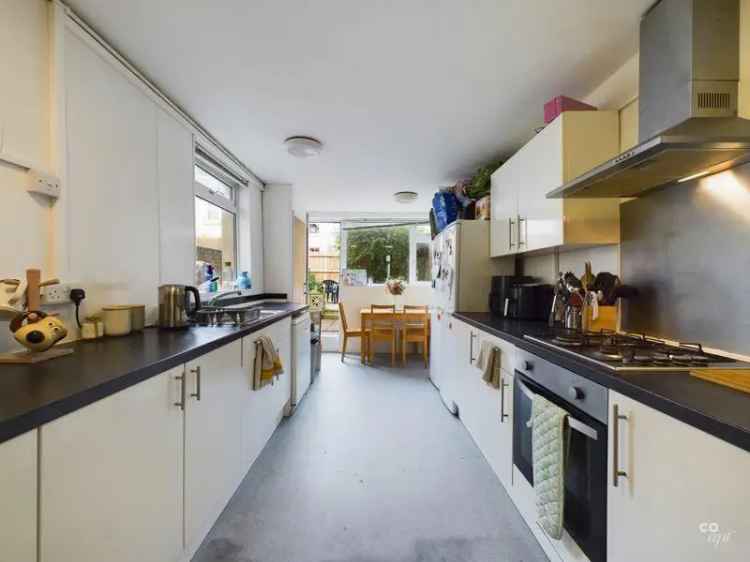 6 Bedroom Detached House Near University Transport Links