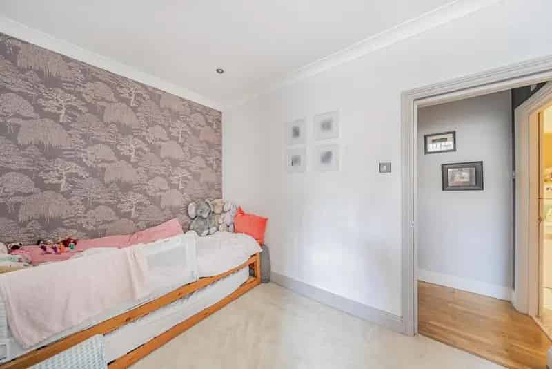 Spacious 2-Bedroom Victorian Flat Near Central London