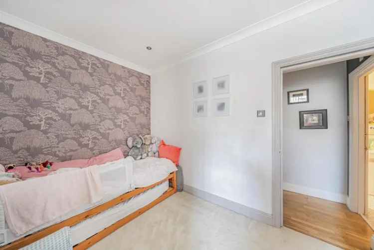 Spacious 2-Bedroom Victorian Flat Near Central London