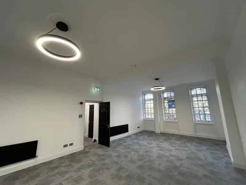 1000 sq ft Refurbished Office Space For Rent