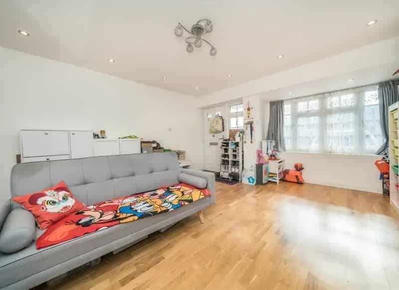 Spacious Family Home Near Kingston Station and Schools