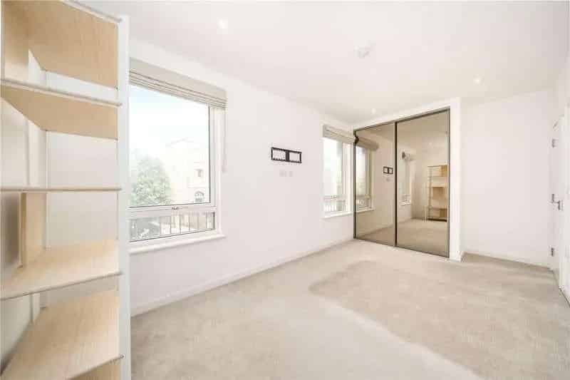 2 Bed Flat for Sale Chain Free Near DLR Station