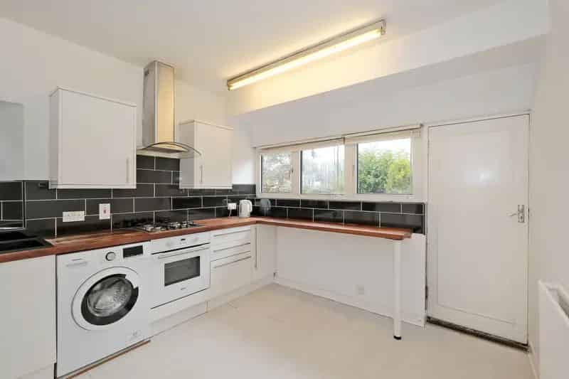 2 Bed House with Garden EV Charging Garage Near ARI