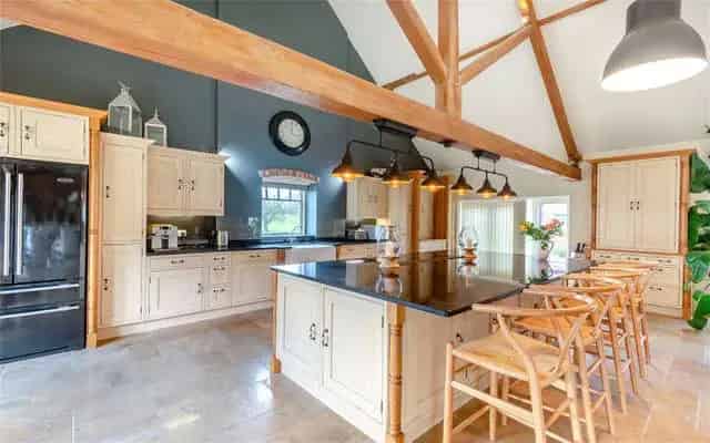 Stunning Detached Farm Property with 5 En-Suite Bedrooms and Annexe