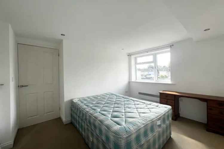 One Bedroom Maisonette with Parking and Loft Storage