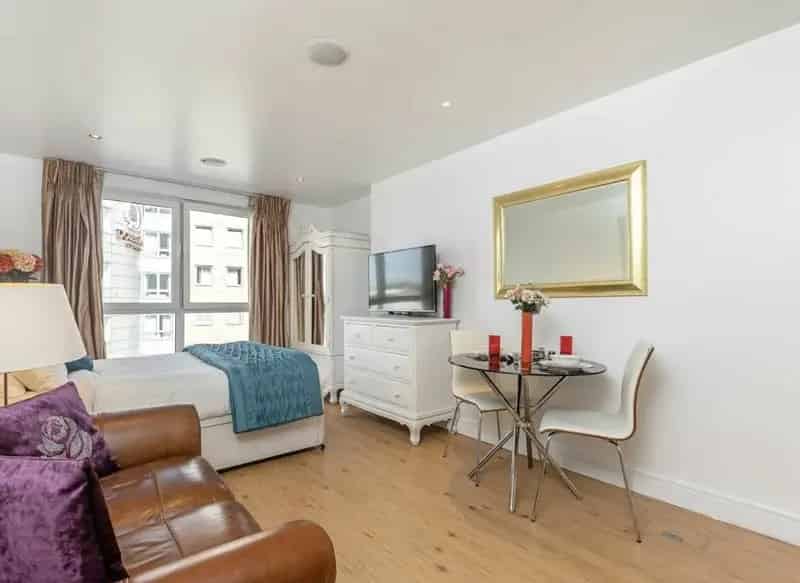 Spacious Studio Apartment with Modern Kitchen and 24-Hour Concierge